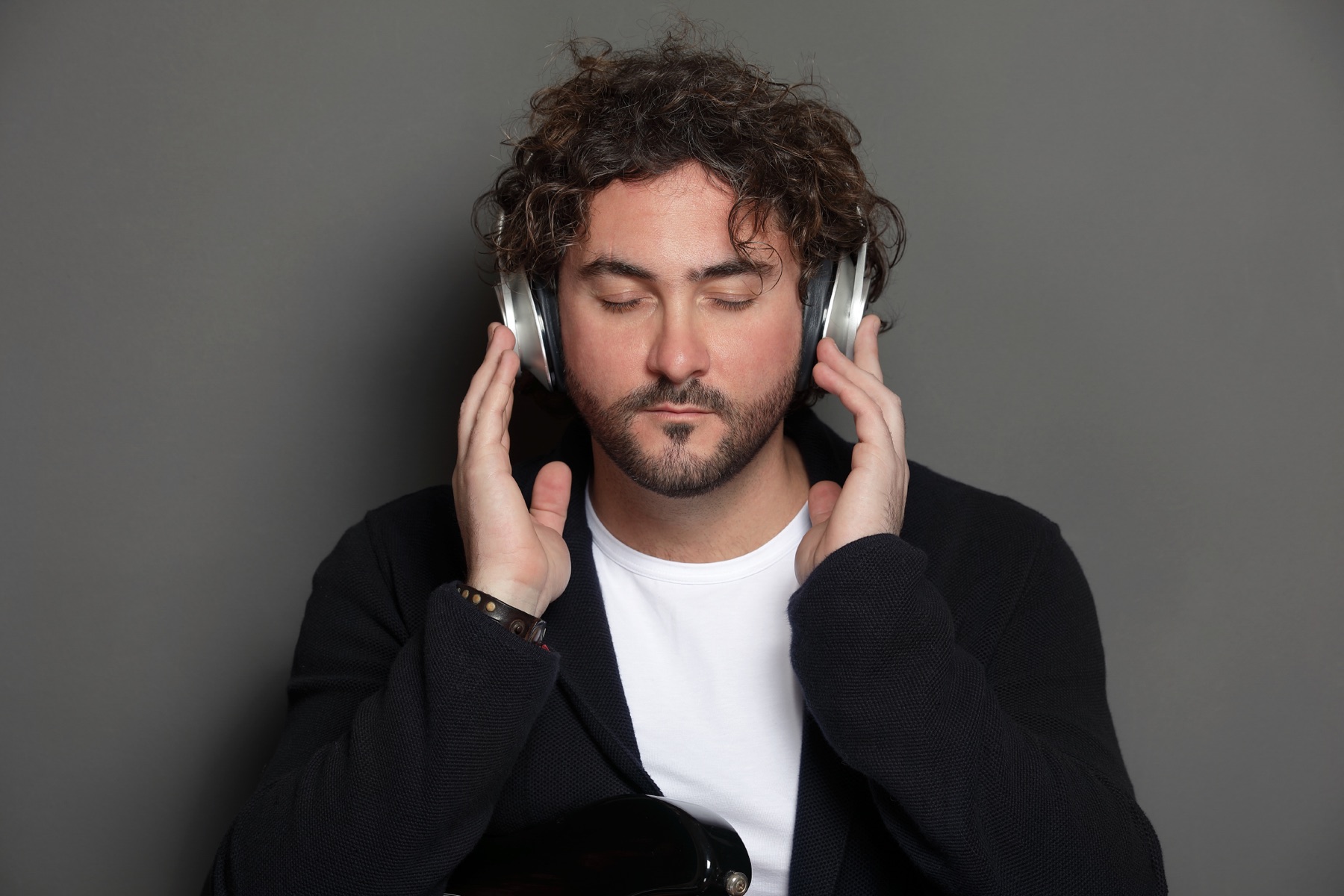 Stefano Eliamo listening through headphones