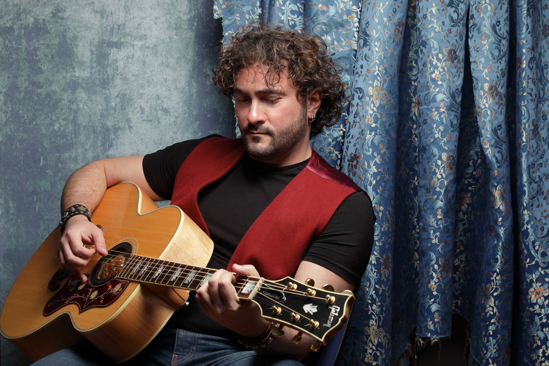 Stefano Eliamo playing acoustic guitar